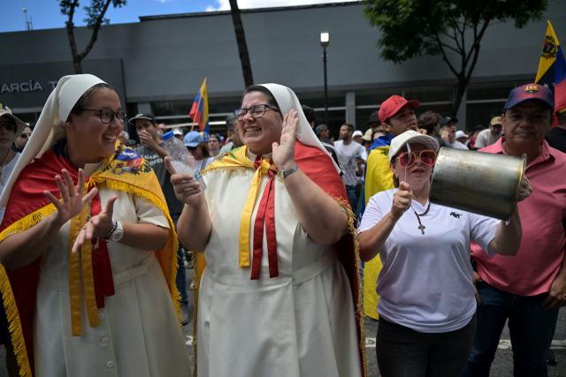 베네수엘라 대통령 선거 부정 의혹에 항의하는 주민들이 지난달 30일 수도 카라카스에서 냄비를 들고 나와 항의하고 있다. AFP연합뉴스