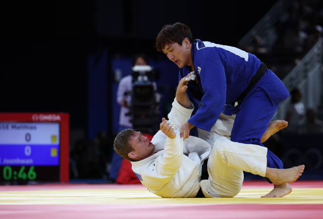 이준환이 지난달 30일(현지시간) 프랑스 파리 아레나 샹드마르스에서 열린 2024 파리 올림픽 유도 남자 81㎏급 동메달 결정전에서 벨기에의 마티아스 카스에게 되치기를 성공시켜 동메달을 획득하고 있다. 연합뉴스