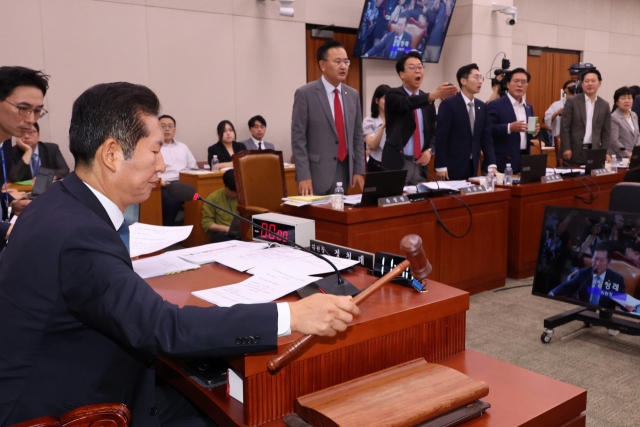 31일 국회 법제사법위원회 전체회의에서 정청래 위원장이 ‘25만 원 지원법’과 ‘노란봉투법’을 의결하자 여당 의원들이 항의하고 있다. 연합뉴스