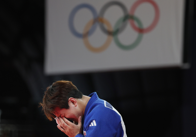 이준환이 30일(현지시간) 프랑스 파리 아레나 샹드마르스에서 열린 2024 파리올림픽 유도 남자 81kg급 동메달 결정전에서 벨기에의 마티아스 카스를 꺾고 동메달을 획득한 뒤 눈물을 훔치고 있다. 연합뉴스