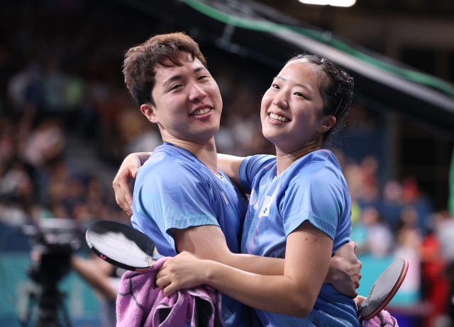 임종훈(왼쪽)과 신유빈이 30일(현지시간) 프랑스 파리 사우스 파리 아레나4에서 열린 2024 파리올림픽 탁구 혼합복식 동메달 결정전에서 홍콩 웡춘팅-두호이켐조를 꺾은 뒤 기뻐하고 있다. 연합뉴스
