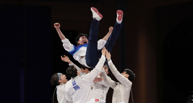 31일(현지시간) 프랑스 파리 그랑 팔레에서 열린 2024 파리올림픽 펜싱 남자 사브르 단체 결승전에서 헝가리를 이기고 금메달을 차지한 한국 선수들이 원우영 코치를 헹가래 치고 있다. 연합뉴스