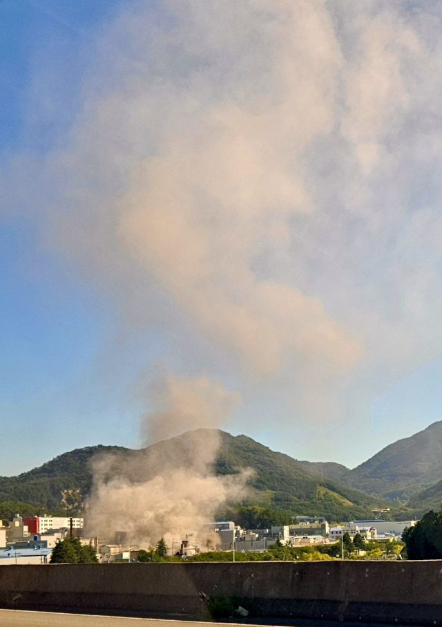 화재로 화학 공장에서 연기가 나는 모습. 정종회 기자 jjh@