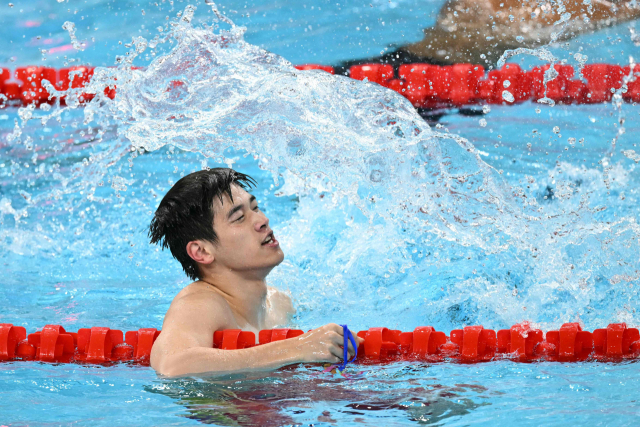 중국의 판잔러가 1일(한국시간) 파리 라데팡스 수영장에서 열린 남자 자유형 100ｍ 결승에서 1위를 차지한 뒤 기뻐하고 있다. AFP연합뉴스