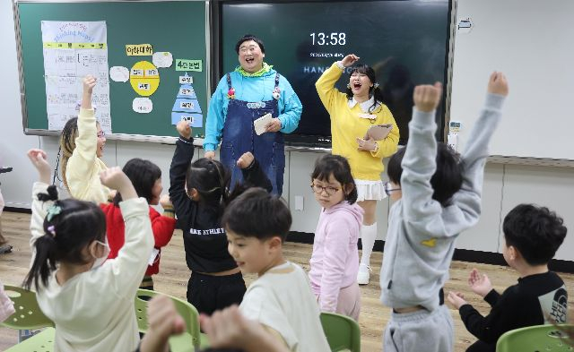 지난 3월 부산 남구 문현초등학교 늘봄학교에서 EBS ‘호기심 딱지’ 프로그램을 통해 초등생들에게 인지도가 높은 유튜버 겸 개그맨인 김원구·박이안 씨가 재능기부를 하고 있다. 부산일보DB