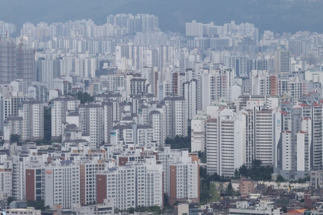 정부는 최근 서울과 수도권 일부지역 아파트 가격 상승이 심상치 않다고 보고 수도권 전 지역을 대상으로 허위매물·신고, 편법증여·대출 등 위법행위 발생 여부를 현장점검하기로 했다. 사진은 서울 남산에서 바라본 서울시내 아파트 모습. 연합뉴스
