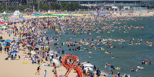 전국적으로 폭염특보가 발효된 지난 1일 오후 부산 해운대해수욕장이 피서객들로 붐비고 있다. 김종진 기자 kjj1761@