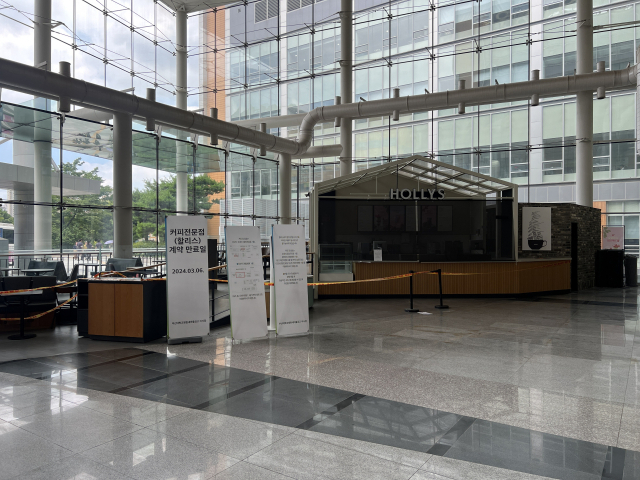 지난 3월부터 영업이 중단된 채 방치된 양산부산대병원 1층 카페.