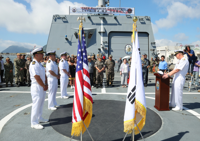 해군작전사령부와 주한미해군사령부가 2일 오전 부산작전기지 경남함 함상에서 한미 해군의 연합방위태세 강화에 기여한 주한미해군사 장교들을 대상으로 진급식을 개최했다. 대한민국 해군과 미 해군간 최초로 시행된 이번 함상 진급식에는 한미 장병 40여 명과 진급 대상자의 가족·지인들이 참가한 가운데, 진급 선서, 계급장 수여, 진급자 감사 인사 등의 순서로 진행됐다. 연합뉴스
