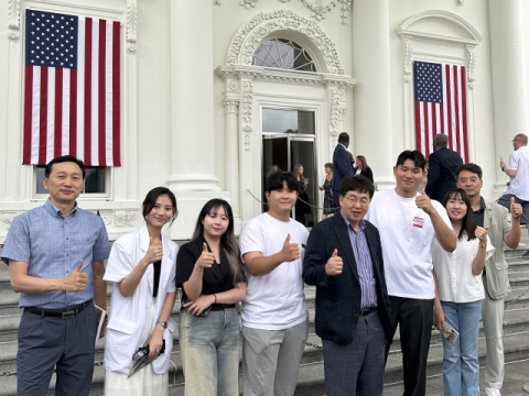 백악관에서 장순흥 총장(왼쪽에서 다섯번째)과 연수단이 단체 사진을 촬영하고 있다.부산외대 제공
