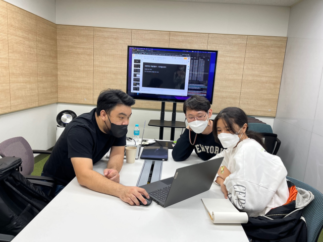 지난해 열린 ‘부산글로벌게임센터(BGC) 게임 창작 챌린지'에서 참가자들이 전문가 멘토링을 받으며 게임콘텐츠를 제작하는 모습. 부산정보산업진흥원 제공