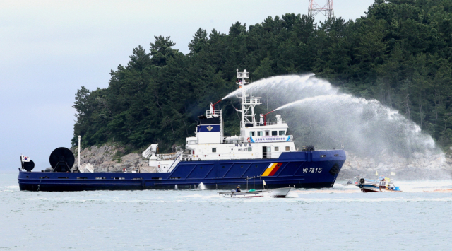 지난 7월 18일 전남 고흥군 금산면 우두해역에서 민·관·경 합동 적조방제 모의훈련이 실시되고 있다. 고흥군 제공