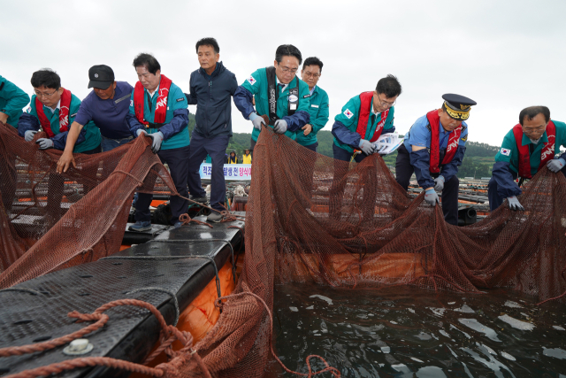 강도형 해양수산부 장관(오른쪽 다섯 번째)이 지난 7월 18일 전남 고흥군 우두해역에서 열린 ‘2024년 적조 대응 모의훈련’에 참여하고 있다. 해수부 제공