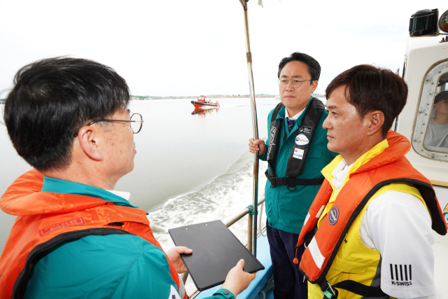 강도형 해양수산부 장관(오른쪽 두 번째)이 지난 6월 27일 충남 서산시 천수만에 있는 해상가두리 양식장을 찾아 고수온 대응 준비 상황 등을 점검하고 있다. 해수부 제공
