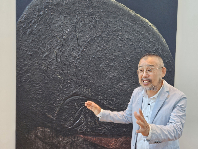 부산 전시장에서 열정적으로 작품을 소개하고 있는 길 후 작가. 김효정 기자