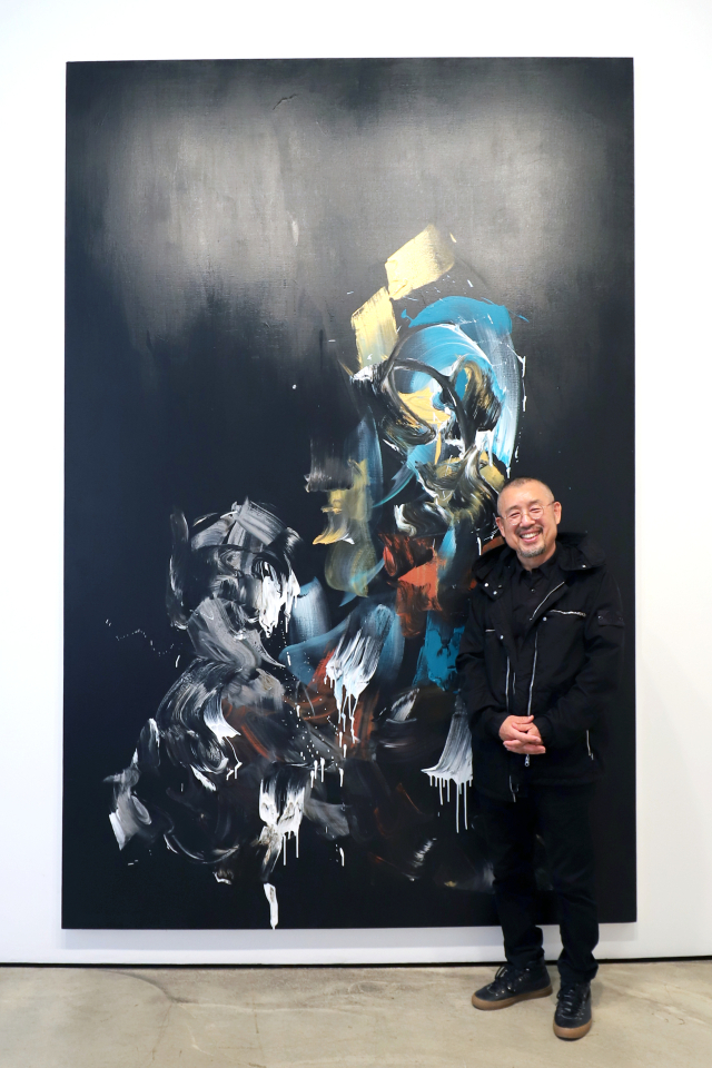 자신의 작품 앞에 선 길 후 작가. 학고재 제공