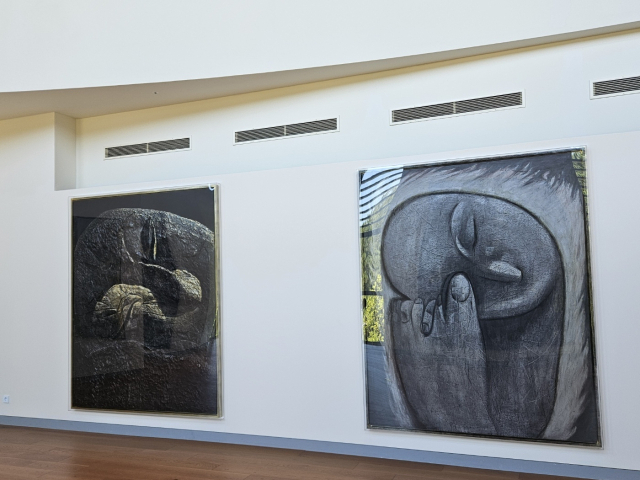 부처의 미소를 닮은 현자와 카톨릭에서 기도하는 손을 그린 듯한 작품이 함께 전시장에 걸렸다. 김효정 기자