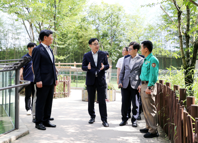 하승철 하동군수가 군산림조합·에버랜드 관계자와 간담회를 갖고 있다. 하동군 제공