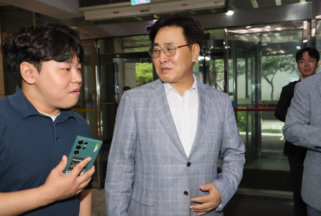 유상임 과학기술정보통신부 장관 후보자가 인사청문회준비단 사무실로 출근하며 취재진의 질문을 받고 있다. 연합뉴스