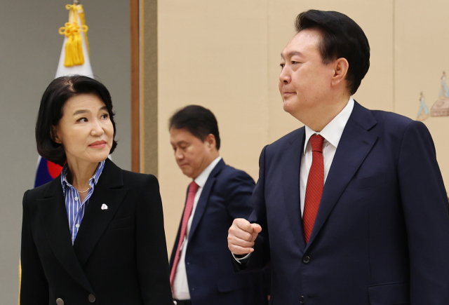 윤석열 대통령이 지난 1일 서울 용산 대통령실 청사에서 이진숙 방송통신위원장에게 임명장을 수여한 뒤 이 위원장과 대화하며 환담장으로 향하고 있다. 연합뉴스