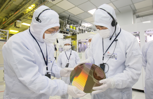 안덕근(오른쪽) 산업통상자원부 장관이 지난 1월 11일 SK하이닉스 이천사업장을 방문해 EUV(극자외선) 등 반도체 생산라인 현장을 둘러보고 있다. 산업부 제공