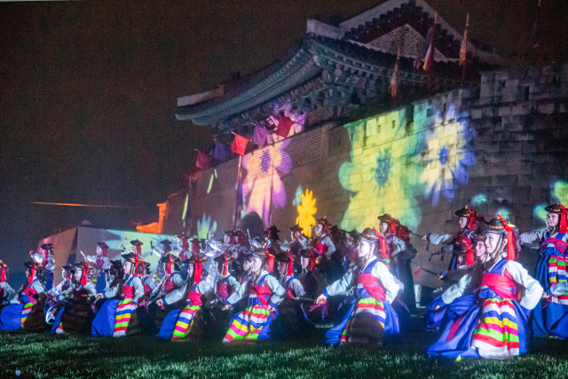 개막식에서 선보인 진주검무. ‘칼을 품고 꽃을 피우다’라는 연출 주제로, 전통과 현대의 조화를 선보였다. 김현우 기자