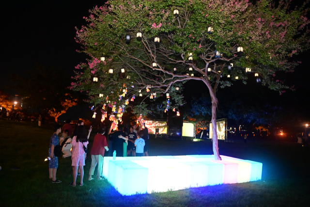 관람객들의 큰 인기를 끈 빛주머니 걸기 체험 모습. 김현우 기자