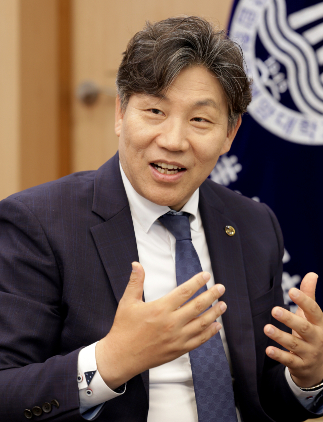 국립한국해양대 류동근 총장은 세계 최고 역량을 갖춘 해양 특성화 종합대학을 목표로 2025년 교육부의 글로컬대학 30 본대학 지정에 총력을 기울일 예정이다. 정대현 기자 jhyun@