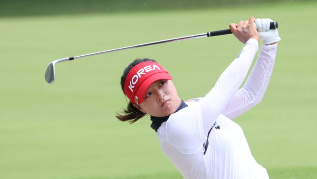 고진영이 2021년 열린 2020 도쿄 올림픽 여자골프 4라운드에서 벙커샷을 하는 모습. 연합뉴스