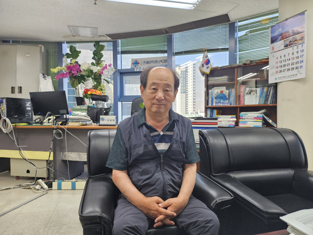 전국선원노인복지협회 김필재 회장이 <부산일보> 취재진과 인터뷰하고 있다.