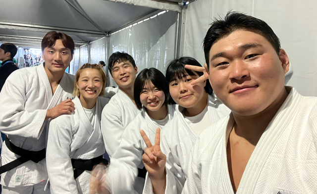 3일(현지시간) 열린 유도 혼성단체전에서 동메달을 획득한 한국 선수들이 경기가 끝난 후 믹스드존에서 기념 촬영을 하고 있다. 연합뉴스