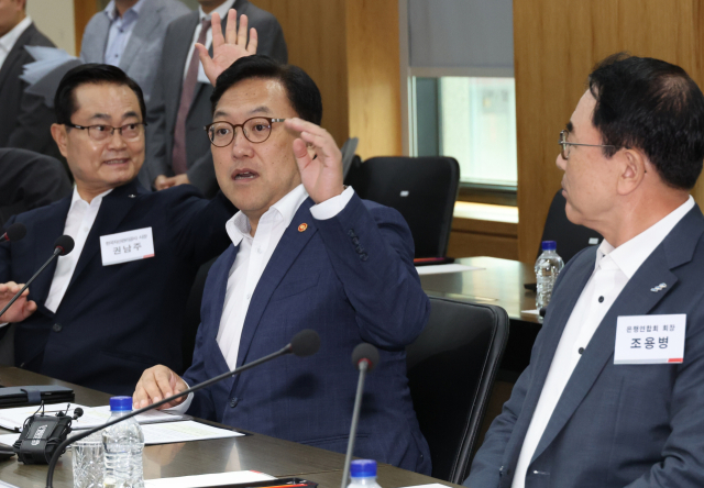 김병환 신임 금융위원장이 지난 1일 한국자산관리공사(캠코) 서울지역본부에서 ‘새출발기금 간담회’를 하고 있는 모습. 연합뉴스