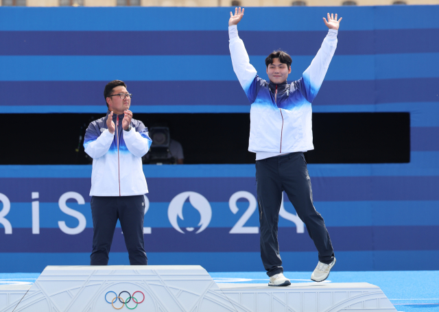 4일(현지시간) 프랑스 파리 레쟁발리드에서 열린 2024 파리 올림픽 양궁 남자 개인전 시상식에서 동메달을 차지한 한국 이우석이 시상대에 오르고 있다. 왼쪽은 금메달을 차지한 김우진. 연합뉴스