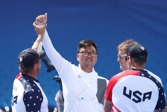 4일(현지시간) 프랑스 파리 레쟁발리드에서 열린 2024 파리 올림픽 양궁 남자 개인전 결승전에서 승리해 금메달을 차지한 한국 김우진이 미국의 브레이디 엘리슨의 축하를 받고 있다. 연합뉴스