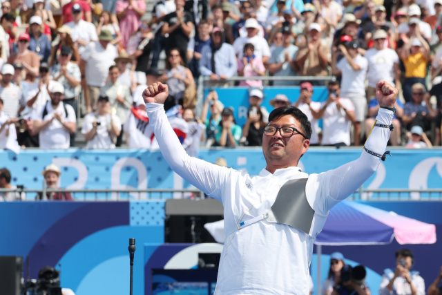 4일(현지시간) 프랑스 파리 레쟁발리드에서 열린 2024 파리 올림픽 양궁 남자 개인전 미국의 브레이디 엘리슨과의 결승에서 승리하며 금메달을 확정한 한국 김우진이 기뻐하고 있다. 연합뉴스