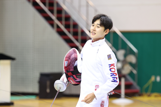 지난 6월 28일 경북 문경시 국군체육부대에서 열린 2024 파리 올림픽 근대5종 미디어데이에서 전웅태가 펜싱 훈련을 하고 있다. 연합뉴스