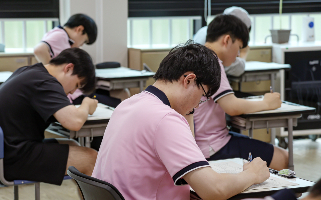 2025학년도 대학수학능력시험이 100일 앞으로 다가왔다. 지난달 11일 부산 북구 성도고 고3 학생들이 7월 전국연합학력평가를 치르고 있다. 김종진 기자 kjj1761@