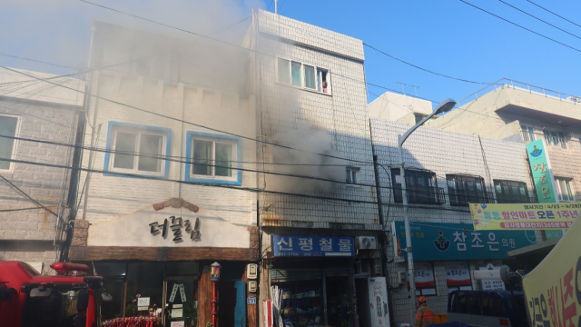 지난 5일 오후 부산 사하구의 한 주택에서 불이 났다 . 부산소방재난본부 제공