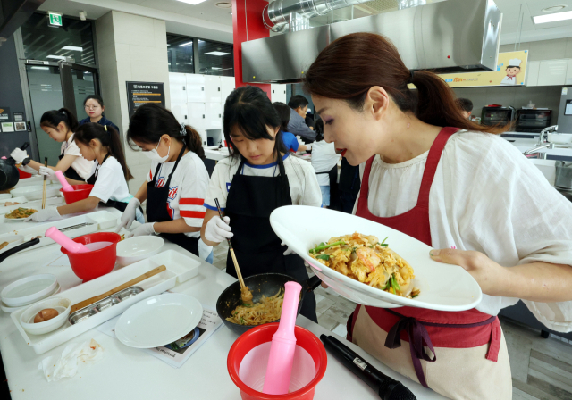 6일 부산 해운대구 KF아세안문화원에서 진행된 ‘GO! 글로벌 학생 캠프’ 참가 학생들이 태국 음식인 팟타이를 만들어보고 있다. 정종회 기자 jjh@