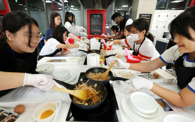 6일 부산 해운대구 KF아세안문화원에서 진행된 ‘GO! 글로벌 학생 캠프’ 참가 학생들이 태국 음식인 팟타이를 만들어보고 있다. 정종회 기자 jjh@