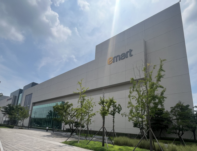 경남 김해시가 대형마트 의무휴업일 평일 전환을 두고 대형마트와 전통시장 상인회, 소상공인연합회 등을 상대로 의견 수렴에 나섰다. 사진은 김해시 외동의 한 대형마트. 이경민 기자