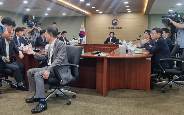 국회 과학기술방송통신위원회 최민희 위원장과 민주당 간사인 김현 의원을 비롯한 야당 과방위원들이 6일 오후 정부과천청사에서 김태규 방송통신위원회 부위원장(앞쪽 왼쪽 세번째)이 참석한 가운데 방통위의 공영방송 이사 선임 관련 현장검증을 하고 있다. 연합뉴스