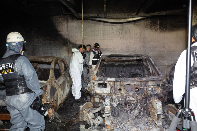 지난 2일 인천 서구 청라 아파트 지하 주차장 화재 현장에서 경찰과 소방 등 관계자들이 합동 감식을 하고 있다. 연합뉴스