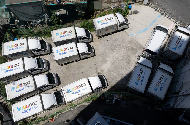 쿠팡이 7일 유료 멤버십인 와우멤버십 월 회비를 7890원으로 인상한다. 최근 티메프 미정산 사태에 따른 이커머스 불신 분위기 속에 이커머스 업계 고객 유치에 큰 변화가 예상된다. 지난 4월 서울 시내 한 주차장에 쿠팡 배달 트럭이 주차돼 있는 모습. 연합뉴스