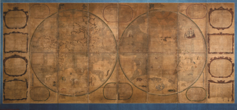 1674년 북경에서 제작된 흑백의 초간본을 18세기경 채색으로 필사한 ‘곤여전도’. 부산박물관 제공