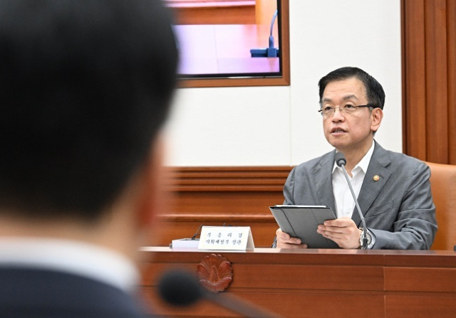 최상목 부총리 겸 기획재정부 장관이 8월 7일 서울 종로구 정부서울청사에서 열린 경제관계장관회의에서 모두발언을 하고 있다. 기재부 제공