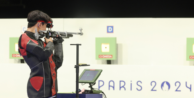 29일(현지시간) 프랑스 샤토루 슈팅 센터에서 열린 2024 파리올림픽 사격 공기소총 10m 남자 결선에 진출한 최대한이 과녁을 조준하고 있다. 연합뉴스