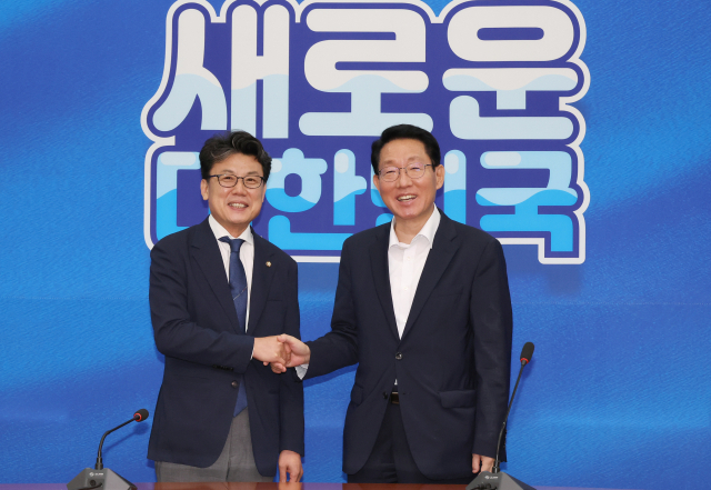 국민의힘 김상훈 정책위의장(오른쪽)과 더불어민주당 진성준 정책위의장이 7일 오전 국회에서 만나 인사하고 있다. 연합뉴스