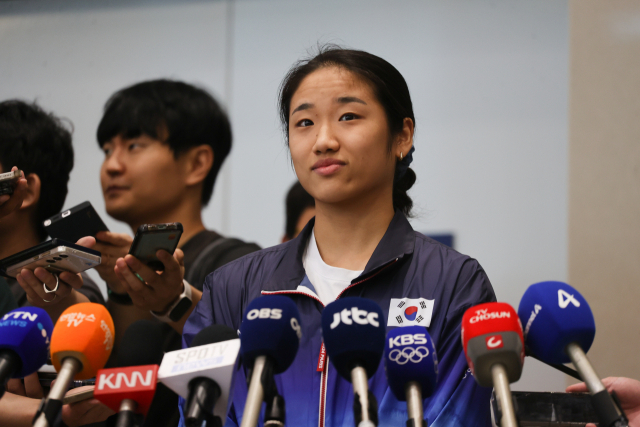 2024 파리올림픽 배드민턴 여자 단식에서 금메달을 차지한 안세영이 7일 오후 인천국제공항을 통해 귀국하며 취재진 질문에 답하고 있다. 연합뉴스