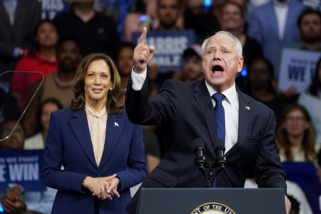 미국 민주당 부통령 후보로 지명된 팀 월즈 미네소타 주지사가 6일 펜실베이니아주 필라델피아에서 열린 카멀라 해리스 부통령의 대선 유세장에 참석해 열정적인 포즈로 연설하고 있다. 로이터연합뉴스